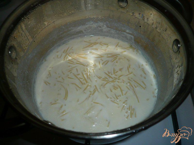 Фото приготовление рецепта: Молочная лапша шаг №3
