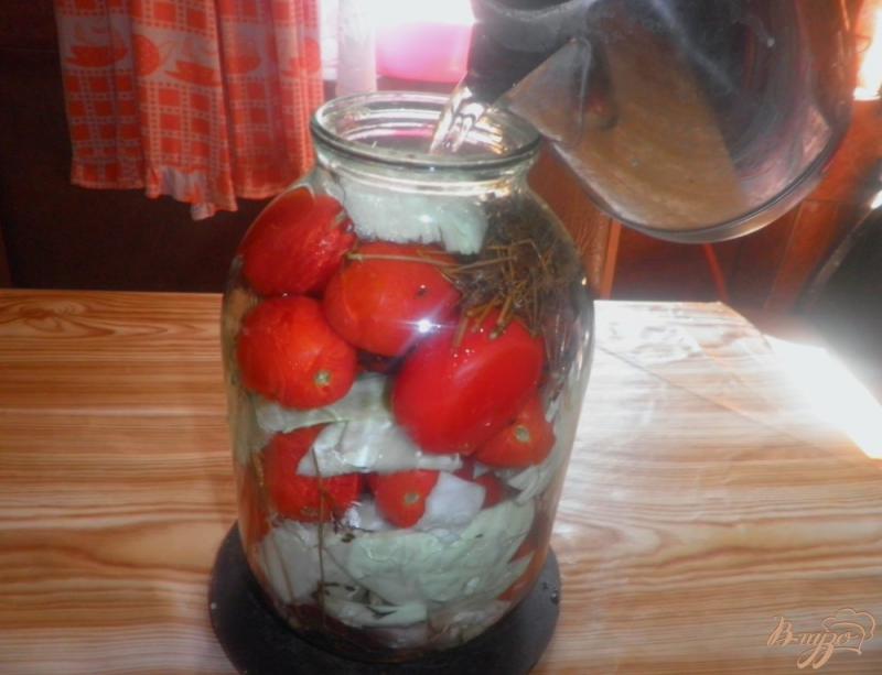 Фото приготовление рецепта: Консервированные помидоры с капустой и свеклой шаг №4