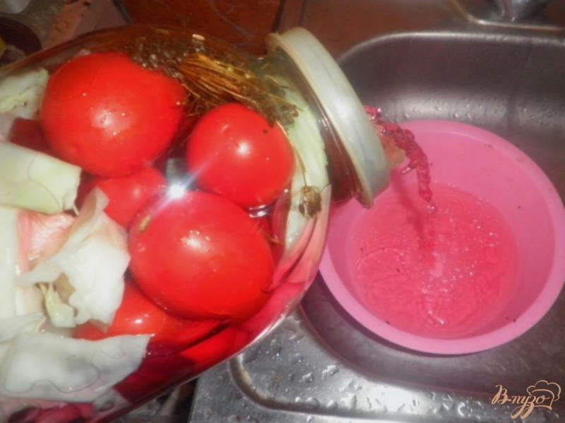 Фото приготовление рецепта: Консервированные помидоры с капустой и свеклой шаг №5
