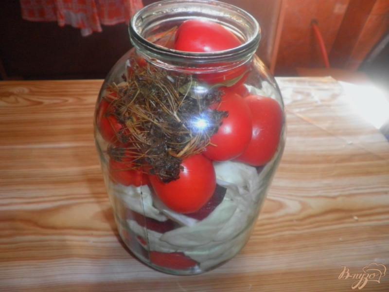 Фото приготовление рецепта: Консервированные помидоры с капустой и свеклой шаг №3