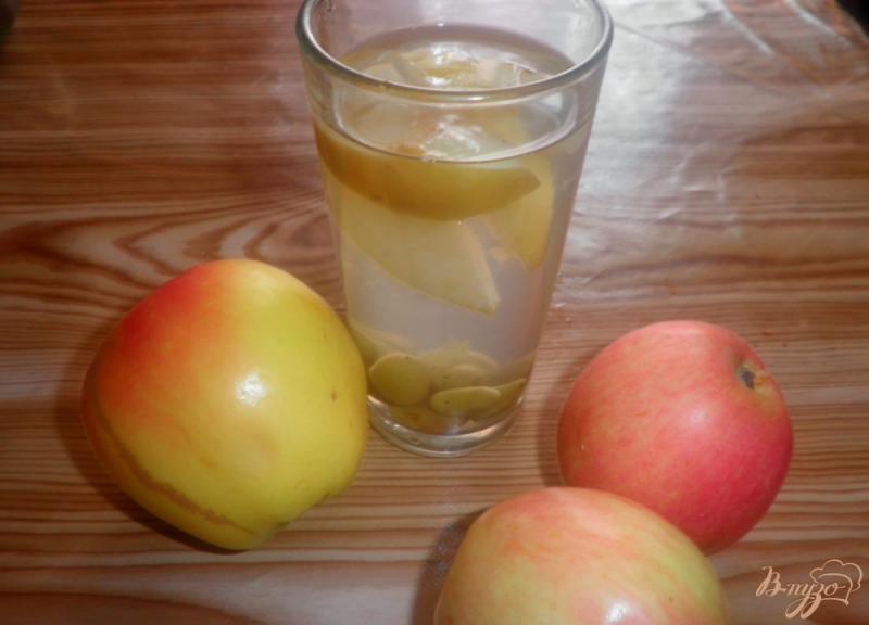Фото приготовление рецепта: Яблочный компот с виноградом шаг №5