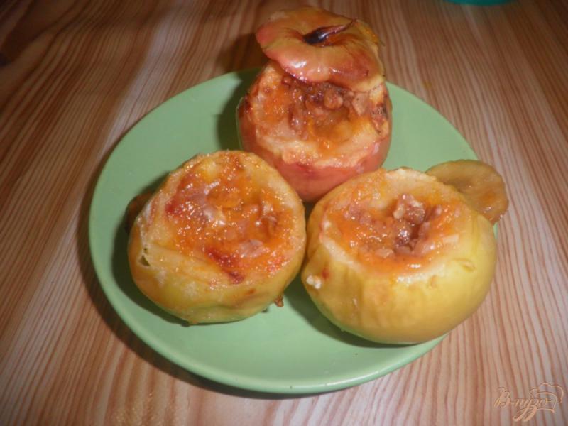 Фото приготовление рецепта: Запеченные яблоки с вареньем и орехами шаг №6