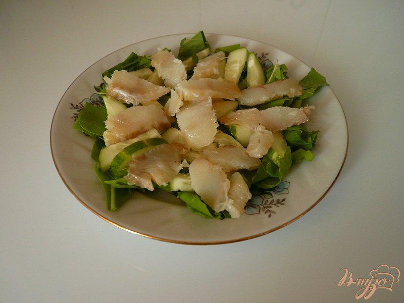Фото приготовление рецепта: Салат с копченой рыбкой шаг №3