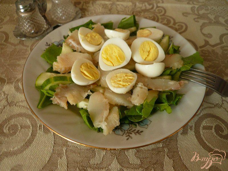 Фото приготовление рецепта: Салат с копченой рыбкой шаг №5