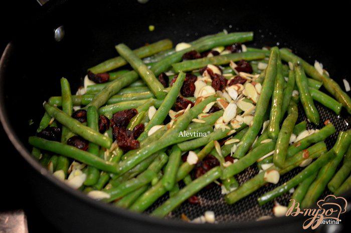 Фото приготовление рецепта: Зеленая фасоль с орехами и клюквой шаг №2
