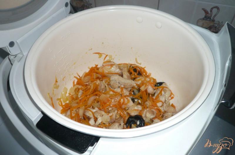 Фото приготовление рецепта: Рисовая каша с курицей и черносливом шаг №5
