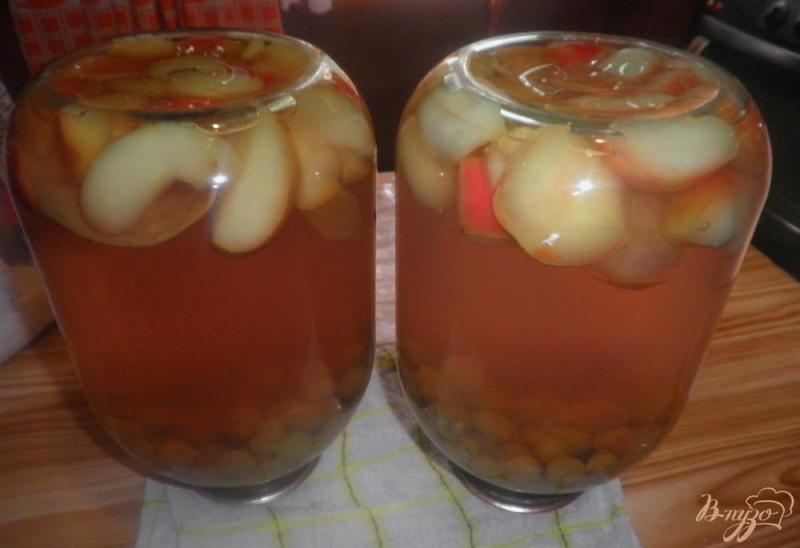 Фото приготовление рецепта: Виноградно-яблочный компот на зиму шаг №4