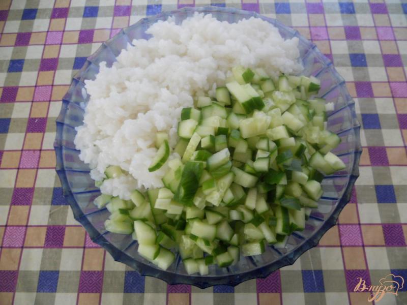 Фото приготовление рецепта: Салат сытный с крабовыми палочками и рисом шаг №6