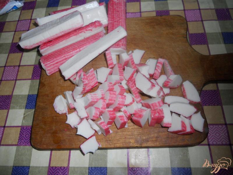 Фото приготовление рецепта: Салат сытный с крабовыми палочками и рисом шаг №2