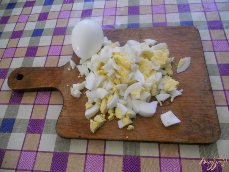 Фото приготовление рецепта: Салат сытный с крабовыми палочками и рисом шаг №4