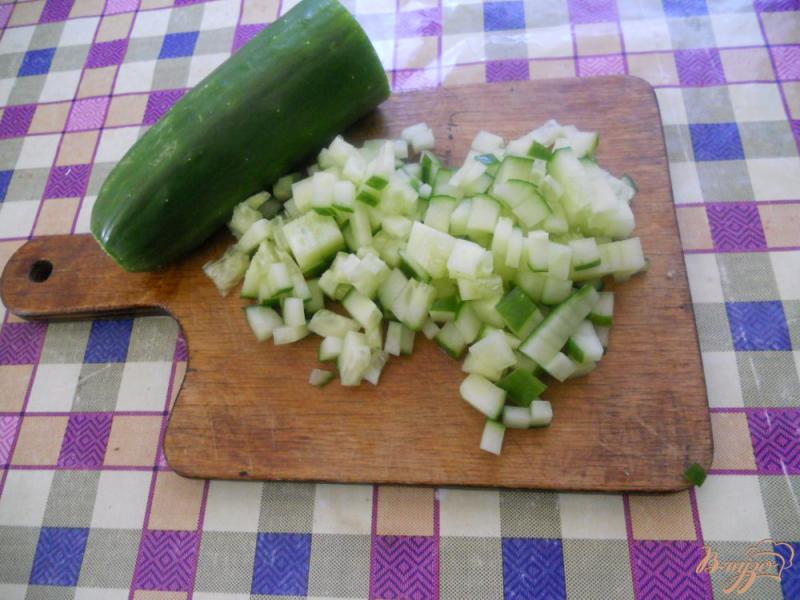 Фото приготовление рецепта: Салат сытный с крабовыми палочками и рисом шаг №5