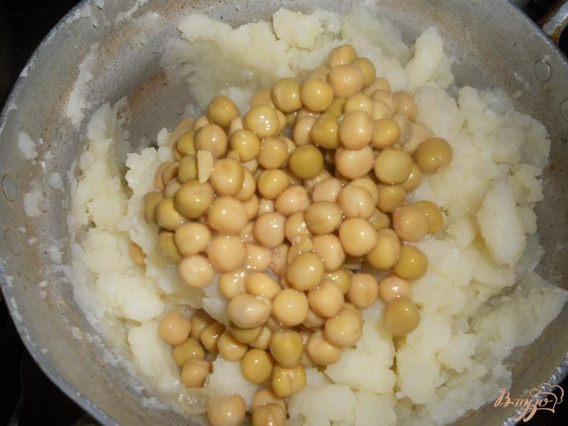 Фото приготовление рецепта: Картофельное пюре с зеленым горошком шаг №5