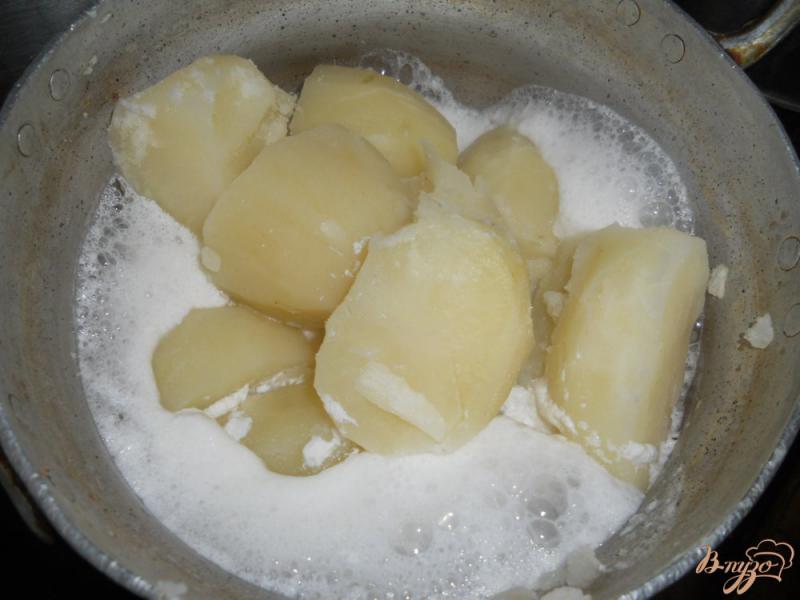 Фото приготовление рецепта: Картофельное пюре с зеленым горошком шаг №3