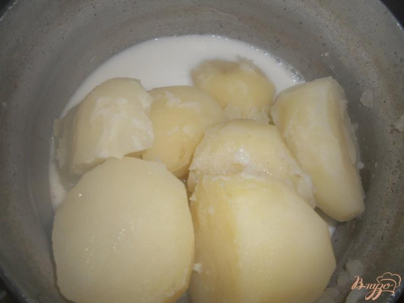 Фото приготовление рецепта: Картофельное пюре с зеленым горошком шаг №2