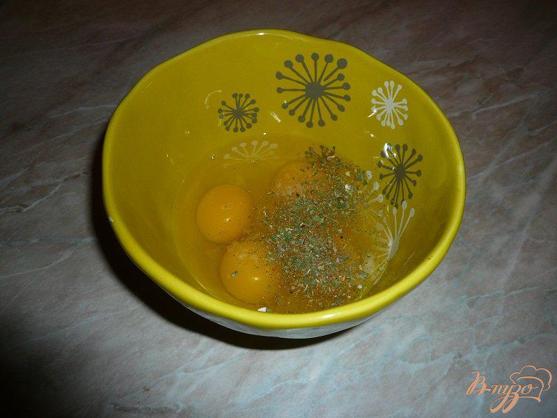 Фото приготовление рецепта: Куриная грудка в заливке из яиц шаг №4