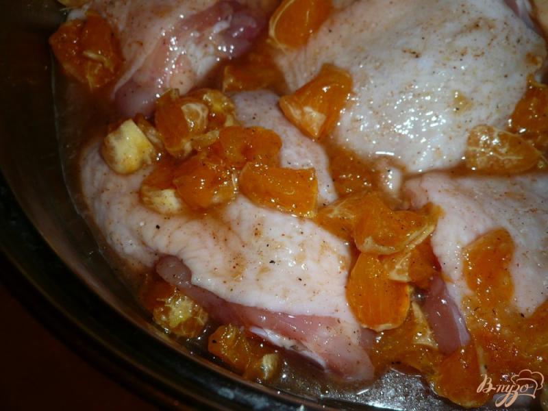 Фото приготовление рецепта: Курица, запеченная с мандаринами и медом шаг №8