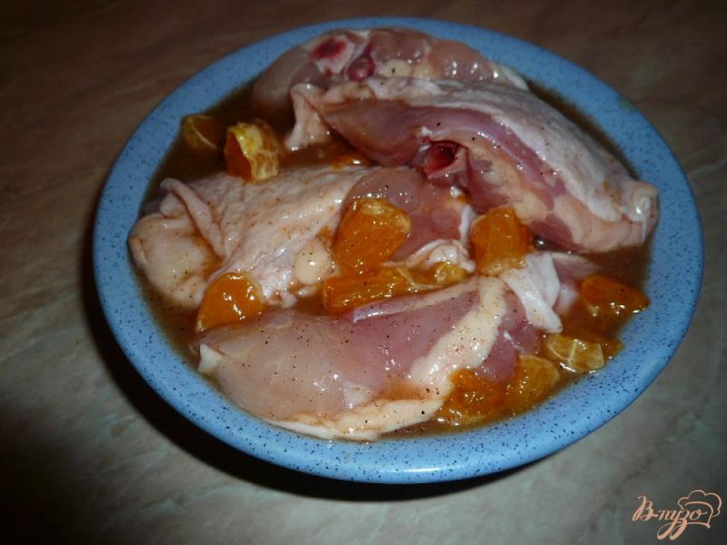 Фото приготовление рецепта: Курица, запеченная с мандаринами и медом шаг №7