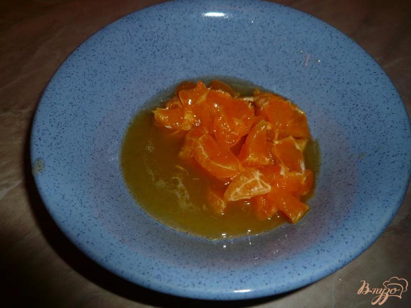 Фото приготовление рецепта: Курица, запеченная с мандаринами и медом шаг №4