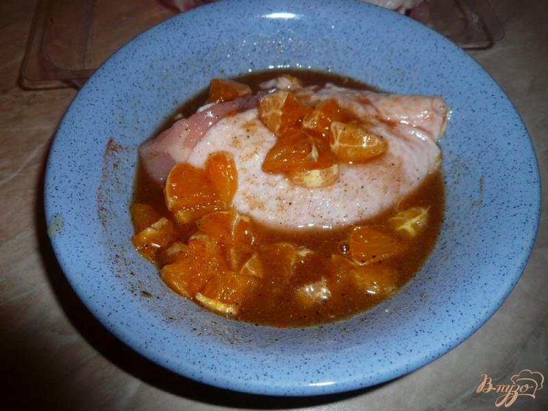 Фото приготовление рецепта: Курица, запеченная с мандаринами и медом шаг №6
