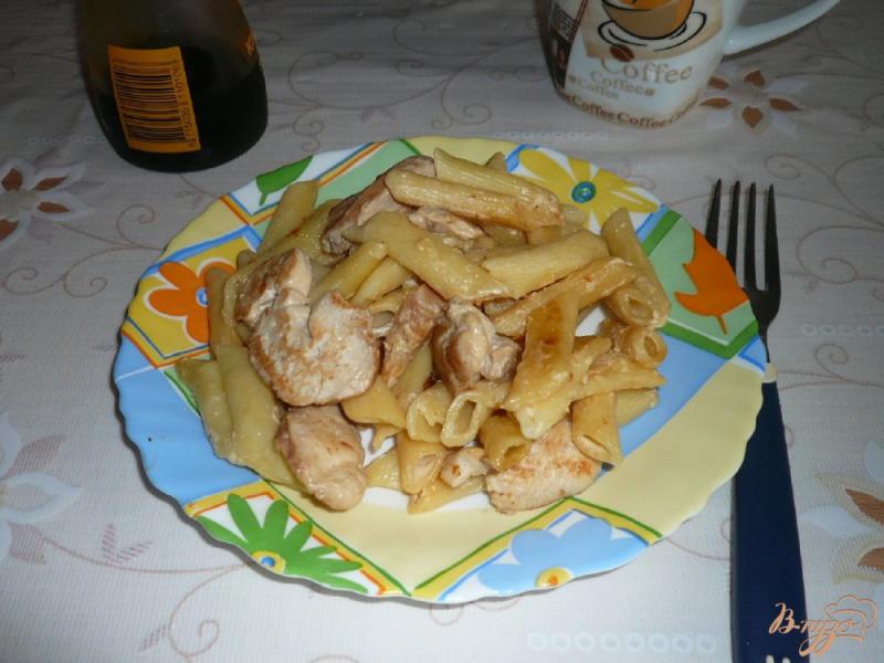 Фото приготовление рецепта: Макароны в сливочном соусе с курицей шаг №7