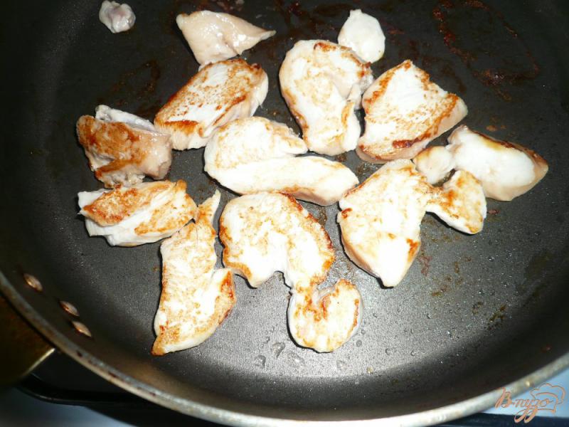 Фото приготовление рецепта: Макароны в сливочном соусе с курицей шаг №3