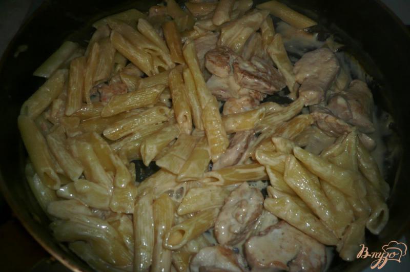 Фото приготовление рецепта: Макароны в сливочном соусе с курицей шаг №6