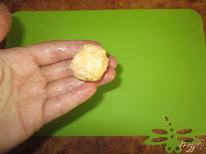 Фото приготовление рецепта: Сырные шарики с оливками шаг №7