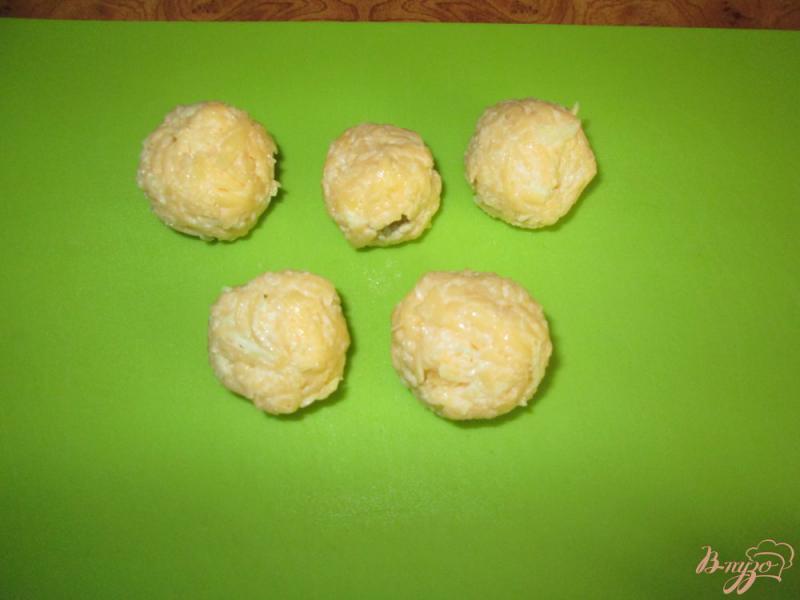 Фото приготовление рецепта: Сырные шарики с оливками шаг №8