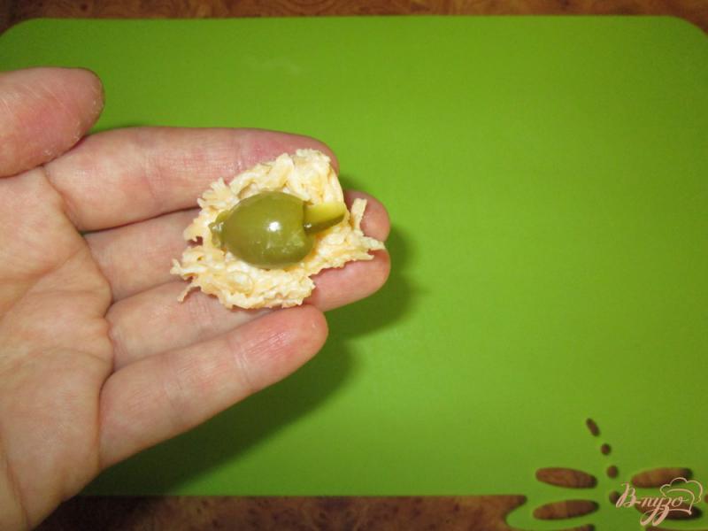Фото приготовление рецепта: Сырные шарики с оливками шаг №6