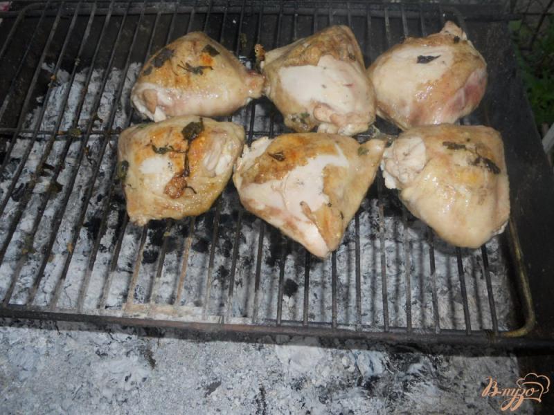 Фото приготовление рецепта: Курица на мангале. Маринад с эстрагоном. шаг №4