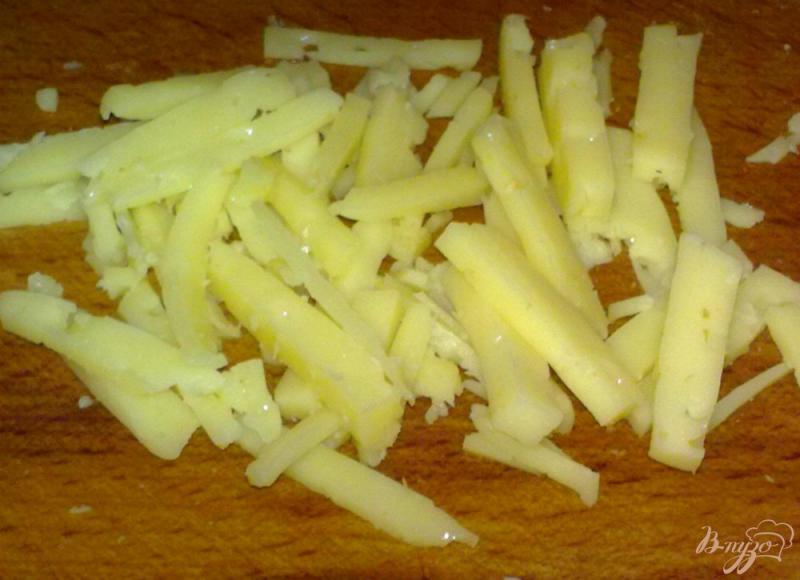 Фото приготовление рецепта: Тосты с сыром и фруктами шаг №4