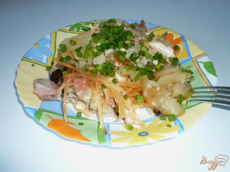 Фото приготовление рецепта: Свининка с картофелем и лучком шаг №8