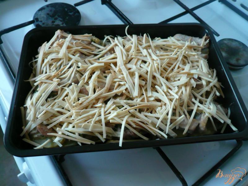 Фото приготовление рецепта: Свининка с картофелем и лучком шаг №7