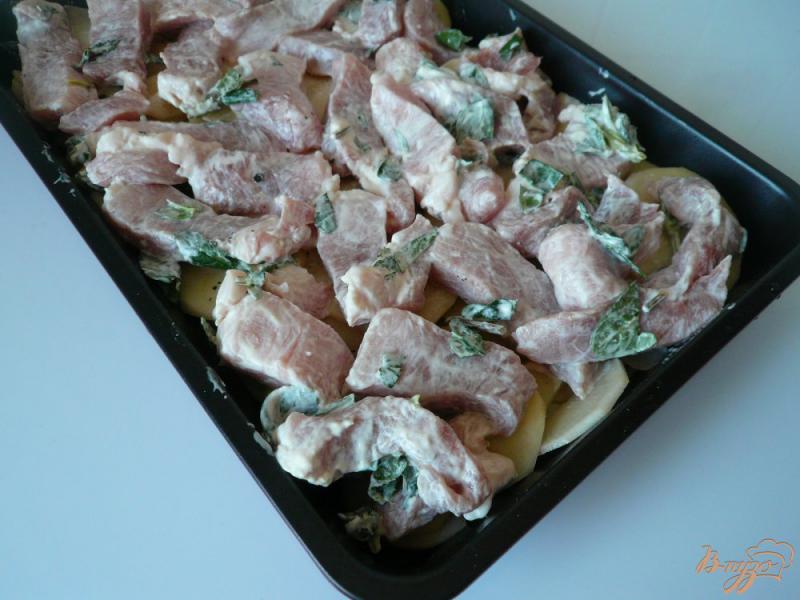 Фото приготовление рецепта: Свининка с картофелем и лучком шаг №6