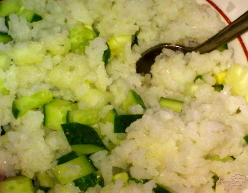 Фото приготовление рецепта: Салат с рисом и базиликом шаг №4