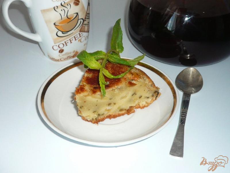 Фото приготовление рецепта: Шарлотка с яблоками и свежей мятой шаг №8