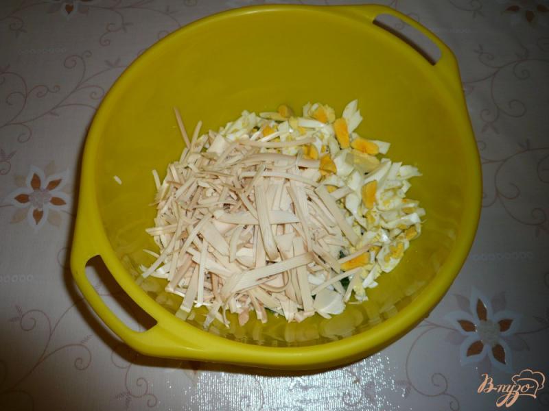 Фото приготовление рецепта: Салат с зелёным луком шаг №3