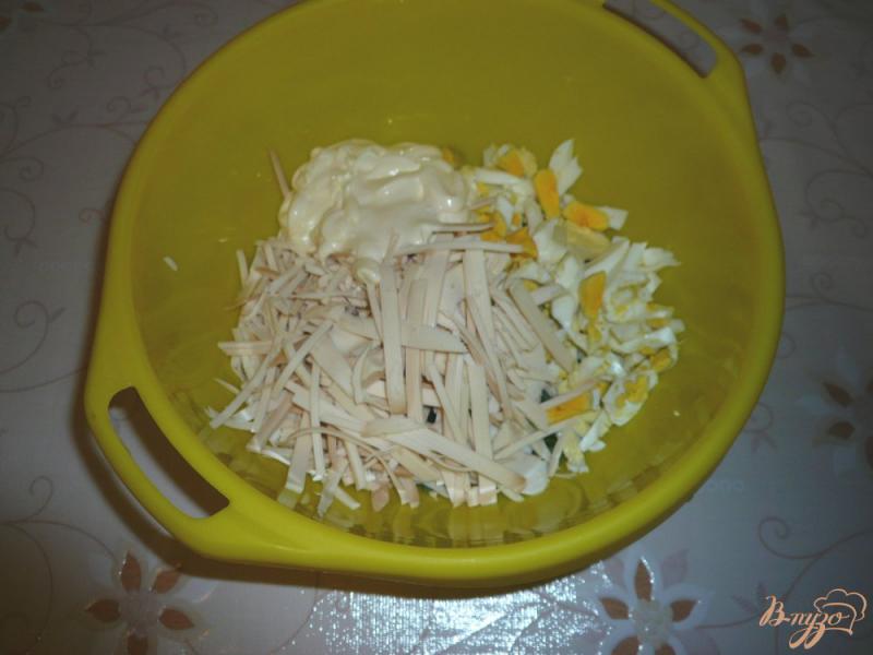 Фото приготовление рецепта: Салат с зелёным луком шаг №4