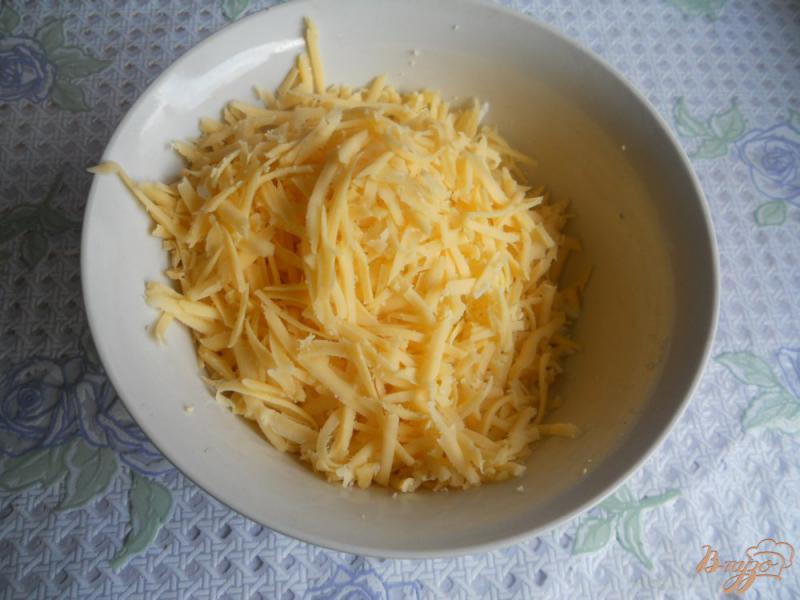 Фото приготовление рецепта: Салат сырный с молодым чесночком шаг №4