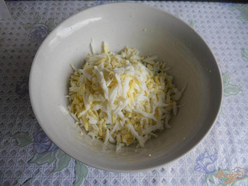 Фото приготовление рецепта: Салат сырный с молодым чесночком шаг №3