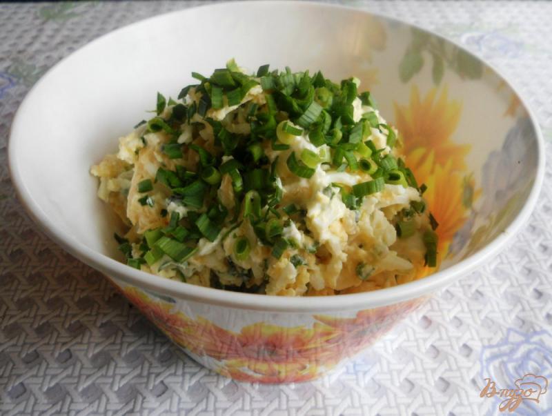 Фото приготовление рецепта: Салат сырный с молодым чесночком шаг №6