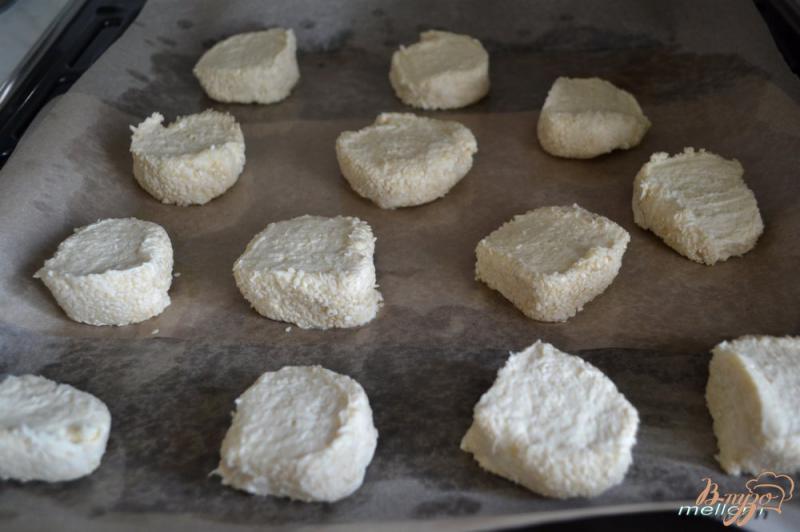 Фото приготовление рецепта: Сметано-сырное печенье с кунжутом шаг №7
