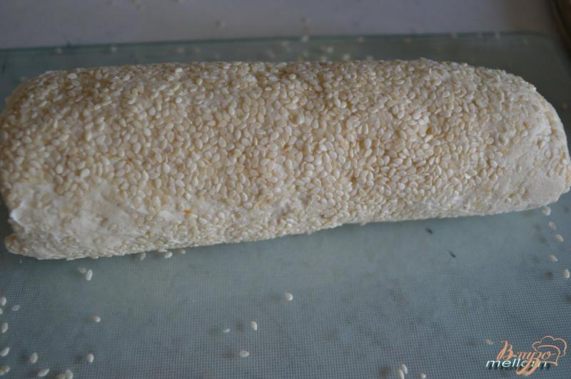 Фото приготовление рецепта: Сметано-сырное печенье с кунжутом шаг №6