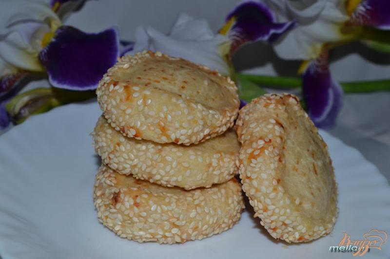 Фото приготовление рецепта: Сметано-сырное печенье с кунжутом шаг №8