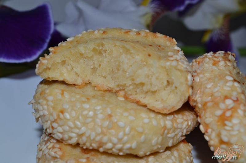 Фото приготовление рецепта: Сметано-сырное печенье с кунжутом шаг №9