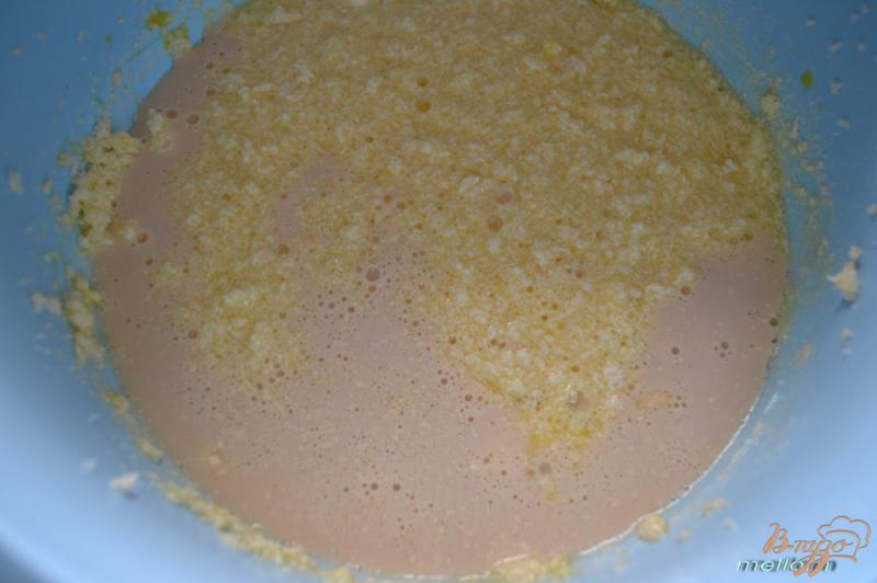 Фото приготовление рецепта: Кексы на топленом молоке с шоколадом и орехами шаг №3