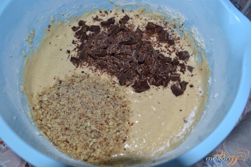 Фото приготовление рецепта: Кексы на топленом молоке с шоколадом и орехами шаг №6