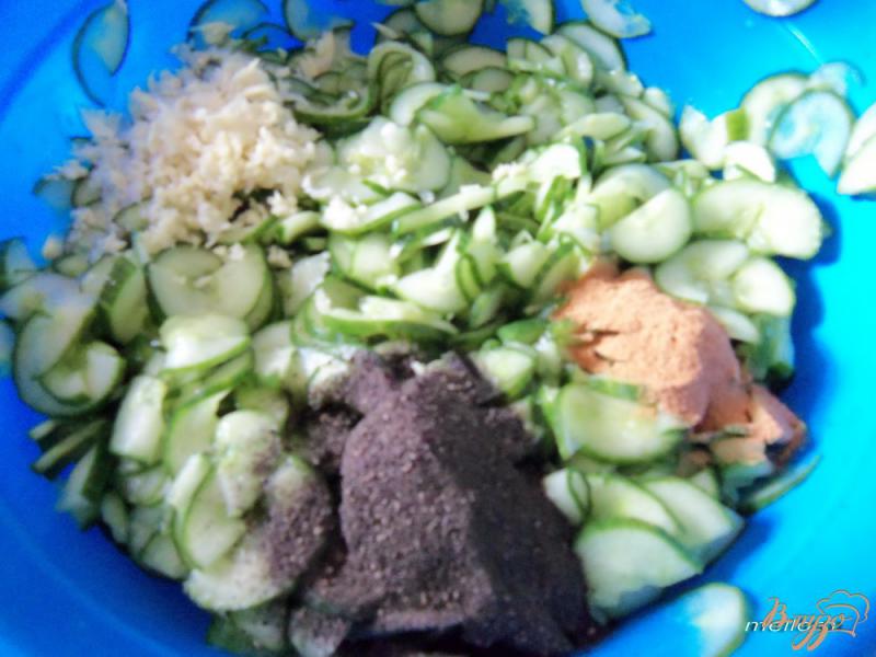 Фото приготовление рецепта: Салат огуречный с мясом (острый) шаг №4