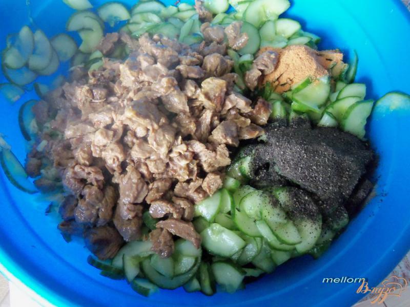 Фото приготовление рецепта: Салат огуречный с мясом (острый) шаг №5