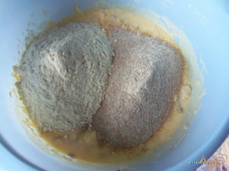 Фото приготовление рецепта: Вафли из цельнозерновой муки с сыром и курицей шаг №4